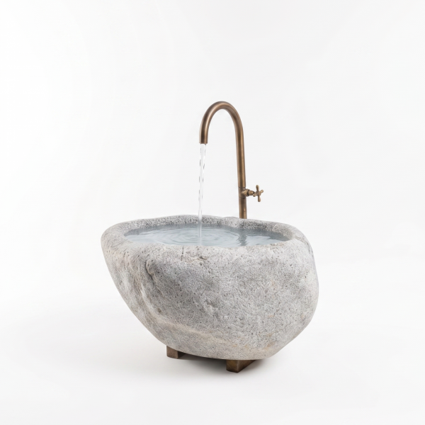 Natursteinbrunnen aus Brixner Granit mit einer individuellen Wasserhahn.