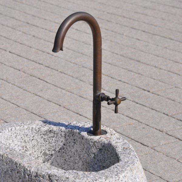 Schwerlast-Wasserhähne und selbstschließende Ventile für öffentliche Brunnen & Natursteinanlagen. Vandalismusgeschützt und extrem langlebig.