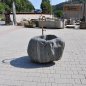 Gasser Natursteinbrunnen, Südtirol. Natursteinbrunnen aus einem ausgehöhlten Granit-Findling als rustikale Wasserstelle im Garten