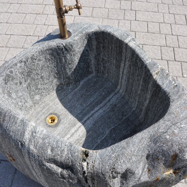 Fontana rustica da giardino in pietra naturale e sasso