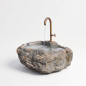 Handgearbeiteter Findlingsbrunnen aus massivem Naturstein mit natürlicher, rauer Felsstruktur