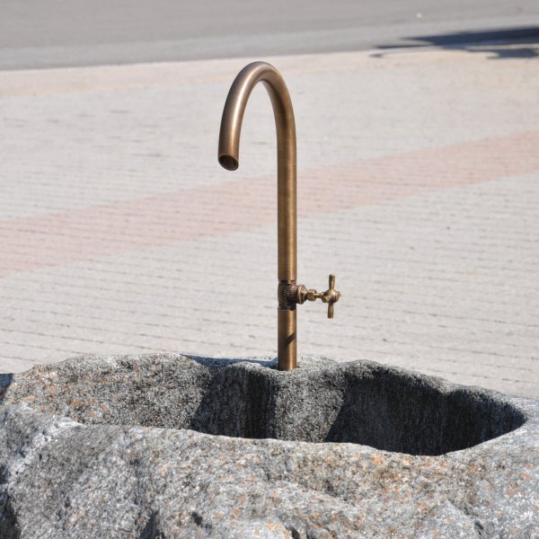 Edle Auslaufventile aus massivem Messing. Witterungsbeständige Brunnenarmaturen in handwerklicher Qualität. Perfekt für edle Steinbrunnen!
