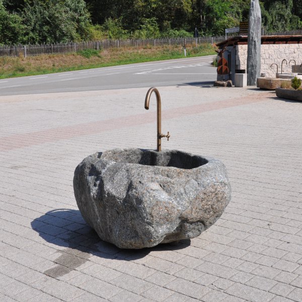 Südtirol Naturstein Brunnen kaufen. Wir haben eine große Ausstellung von rund 2000 m2