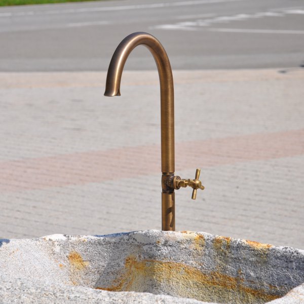 Spezial-Wasserhähne mit verlängertem Gewinde für dicke Natursteine & Findlinge. Auslaufventile aus massivem Messing. Passgenau & frostsicher!