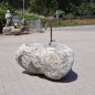 Handgearbeiteter Findlingsbrunnen aus massivem Naturstein mit natürlicher, rauer Felsstruktur