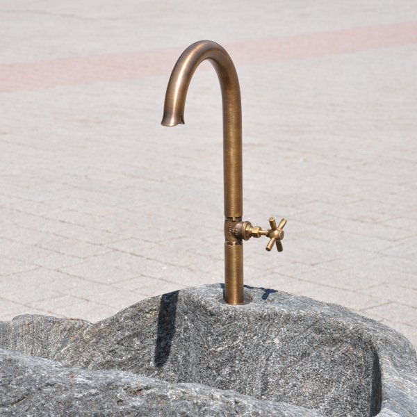 Verleihen Sie Ihrem Garten Charme: Nostalgische Wasserhähne aus Messing für Zierbrunnen. Langlebig, witterungsbeständig & dekorativ.