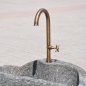 Verleihen Sie Ihrem Garten Charme: Nostalgische Wasserhähne aus Messing für Zierbrunnen. Langlebig, witterungsbeständig & dekorativ.