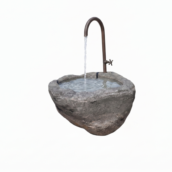 Rustikaler Gartenbrunnen aus unbehandeltem Naturstein-Findling mit ausgehöhlter Wasserschale