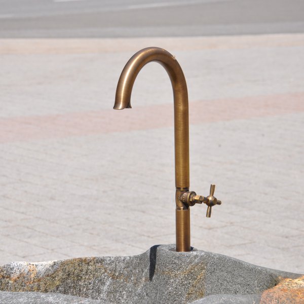 Edle Auslaufhähne und Wandwasserhähne für Gartenbrunnen. Langlebige Messing-Armaturen in antikem Design. Schneller Versand & Top-Qualität!