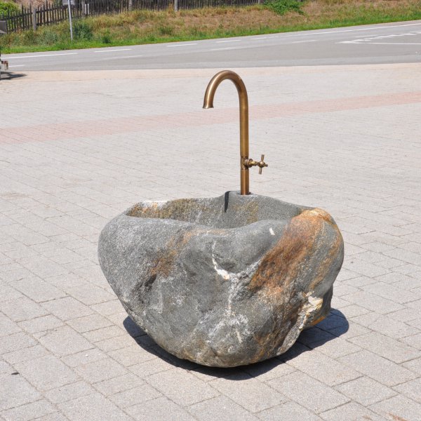 Rustikaler Natursteinbrunnen aus einem echten Findling