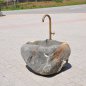 Rustikaler Natursteinbrunnen aus einem echten Findling