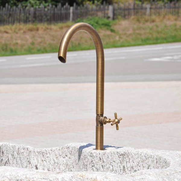 Edle Auslaufhähne und Wandwasserhähne für Gartenbrunnen. Langlebige Messing- und Edelstahl-Armaturen in antikem Design. Schneller Versand & Top-Qualität!