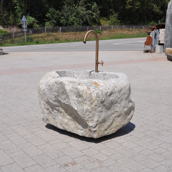 Rustikaler Natursteinbrunnen aus einem echten Findling