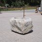 Rustikaler Natursteinbrunnen aus einem echten Findling