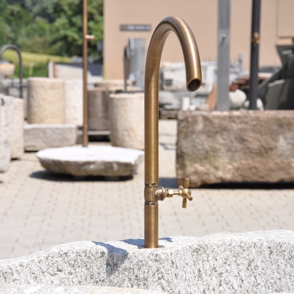 Hochwertige Wasserhähne für Naturstein- & Findlingsbrunnen. Antik, rustikal & frostsicher aus Messing oder Edelstahl. Jetzt Unikate & Zubehör entdecken!