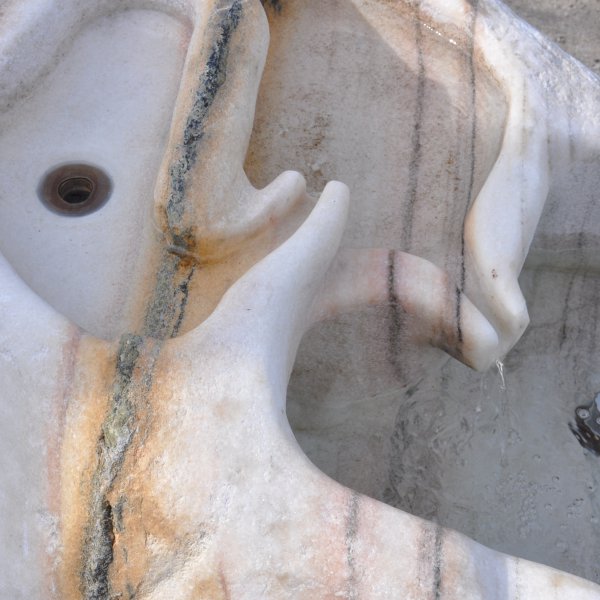 Passeirer Marmor Schnabelbrunnen