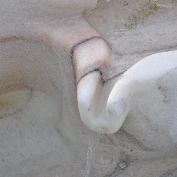 Passeirer Marmor Schnabelbrunnen