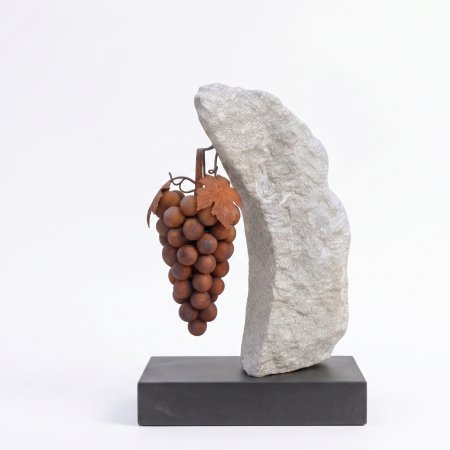 Grappolo d’uva fissato su un masso di gneiss della Val Passiria