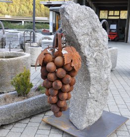 Weintraube aus Stahl auf Gneis-Findling im Außenbereich – Naturstein-Design für Garten und Hof