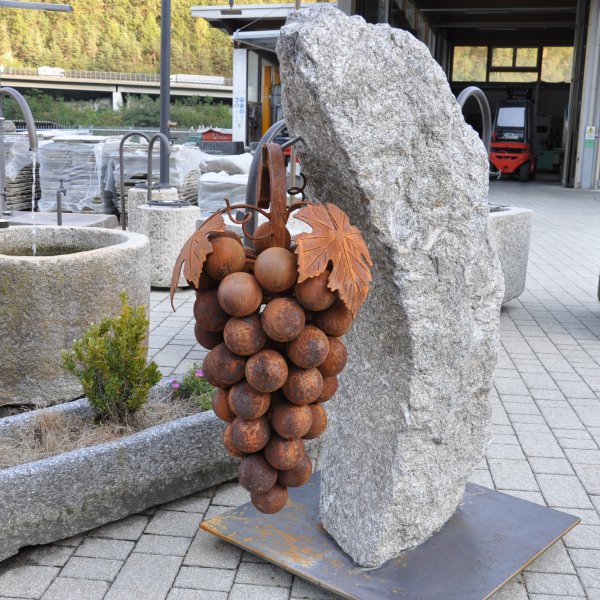 Grappolo d’uva fissato su un masso di gneiss della Val Passiria