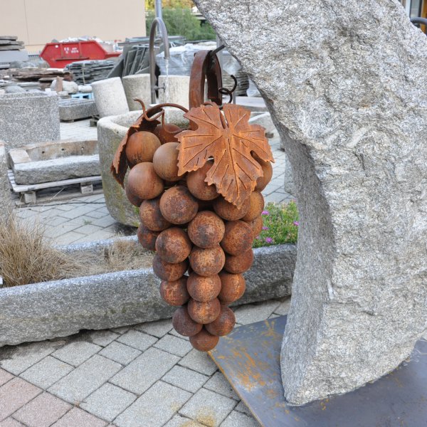 Grappolo d’uva fissato su un masso di gneiss della Val Passiria