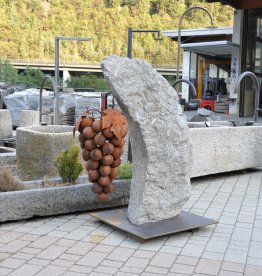 Weintraube aus Stahl auf Gneis-Findling in der Ausstellung in Barbian – Steinmetz-Handwerk aus Südtirol
