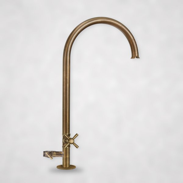 Rundbogen-Wasserhahn aus Messing mit Kreuzabsperrventil – klassischer Wasserauslauf für Brunnen