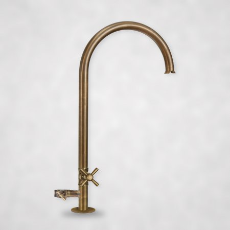 Rundbogen-Wasserhahn aus Messing mit Kreuzabsperrventil – klassischer Wasserauslauf für Brunnen