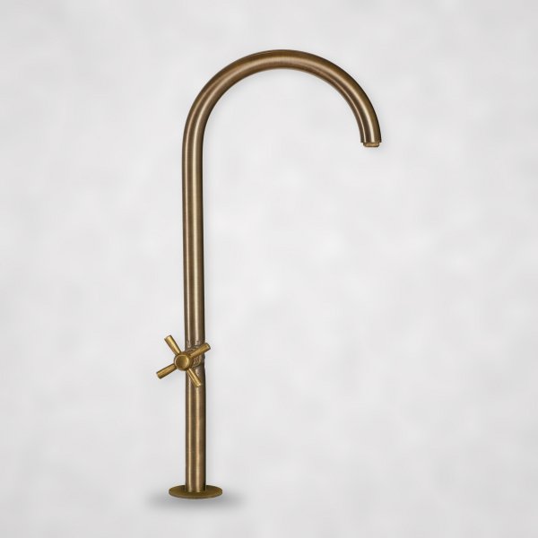 Messing-Armatur mit natürlicher Patina – Wasserhahn mit Kreuzabsperrventil für Garten und Brunnen