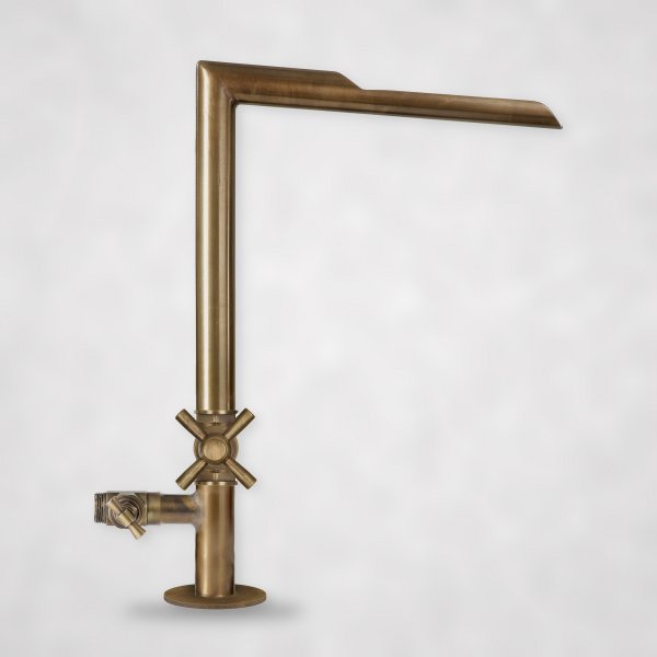 Messing-Armatur mit natürlicher Patina – Wasserhahn mit offenem Wasserlauf für Garten und Brunnen
