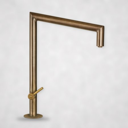Design-Wasserhahn aus Messing mit Absperrventil – Armatur nach Maß für die Gartengestaltung