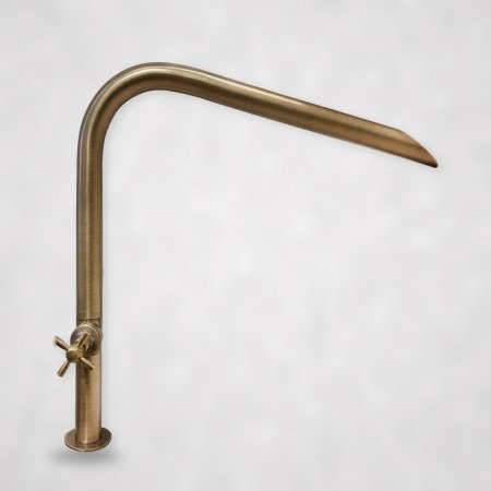 Messing-Armatur mit natürlicher Patina – Wasserhahn mit verlängertem Auslauf für Garten und Brunnen